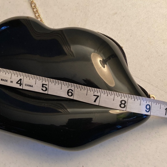 NWT Black Lip-Shaped Clutch with Gold Chain - Picture 4 of 6